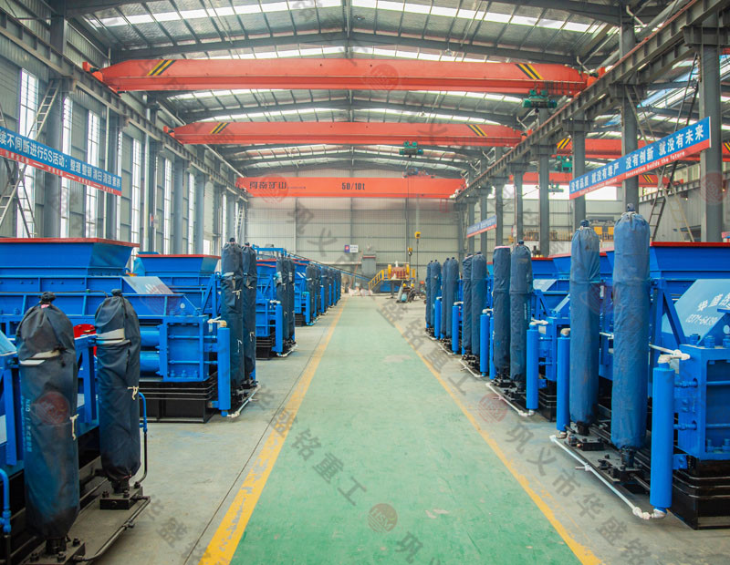 處理建筑廢料用什么設(shè)備？破碎紅磚用雙齒輥破碎機好嗎？